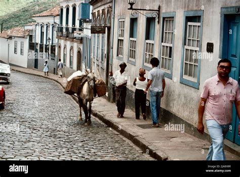 Der Goldrausch von Minas Gerais: Portugiesische Kolonialpolitik und die Entstehung einer neuen sozialen Ordnung